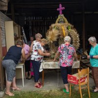 Koło Gospodyń Wiejskich z Baranowa podczas wyplatania wieńca dożynkowego