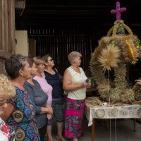 Koło Gospodyń Wiejskich z Baranowa podczas wyplatania wieńca dożynkowego