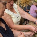 Galeria - 2020 - Koło Gospodyń Wiejskich z Baranowa podczas wyplatania wieńca dożynkowego