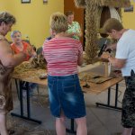 Galeria - 2020 - Zespół Śpiewaczy Zagoździanki z Zagoździa podczas wyplatania wieńca dożynkowego